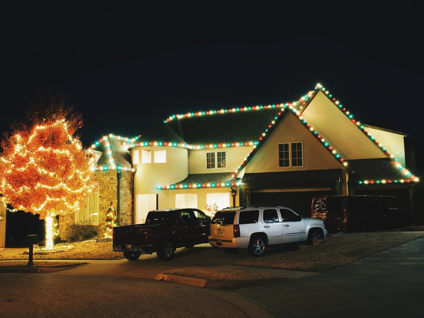 Roofline track set to red and green. Permanent Lighting by LIT Outdoor Lighting in Tulsa.